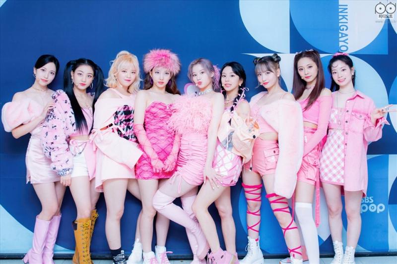 Twice là một nhóm n﻿﻿h﻿ạc nữ Hàn Quốc được thành lập và quản lý bởi công ty JYP Entertainment thông qua chương trình truyền hình thực tế Sixteen vào năm 2015.