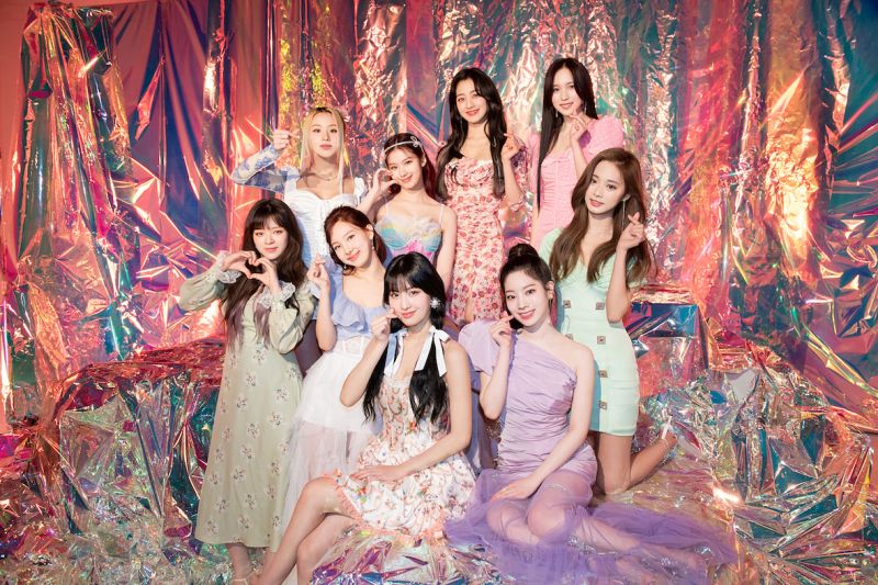 Twice là một nhóm n﻿﻿h﻿ạc nữ Hàn Quốc được thành lập và quản lý bởi công ty JYP Entertainment thông qua chương trình truyền hình thực tế Sixteen vào năm 2015.