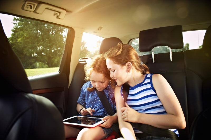 Điện thoại hay tablet có thể giúp trẻ nhỏ giữ yên lặng hơn trong quá trình di chuyển