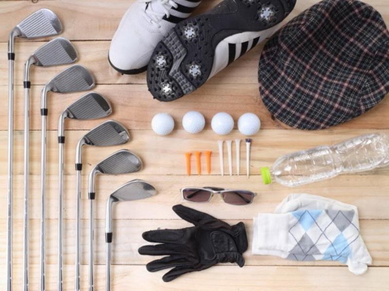 Mặt hàng đa dạng với các chủng loại như gậy golf, quần, áo, giày giúp cho mọi người có nhiều sự lựa chọn phù hợp.
