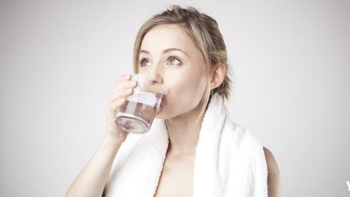 Uống nước chanh đều đặn giúp giảm mỡ đùi