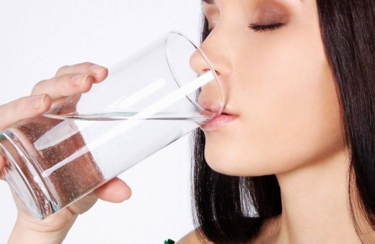 Uống nhiều nước là biện pháp phòng bệnh trĩ hiệu quả