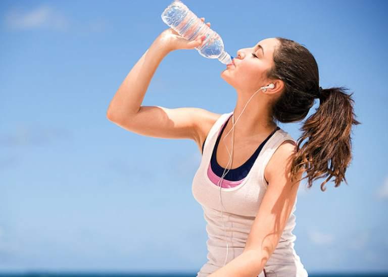 Nên uống nhiều nước để duy trì độ ẩm cho da