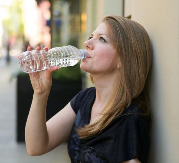 Uống nhiều nước hơn để giảm bớt các triệu chứng của chứng đau nửa đầu