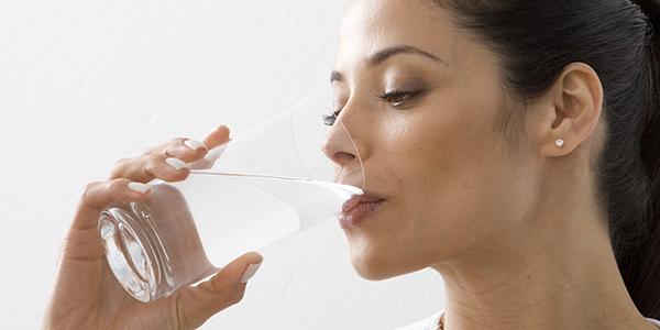 Uống nhiều nước không chỉ làm giảm cảm giác thèm ăn mà còn tốt cho sức khoẻ và cả nhan sắc của bạn.