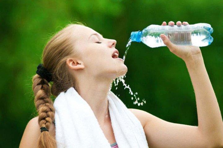 Uống nước ngay sau khi vận động nặng hay tập thể dục