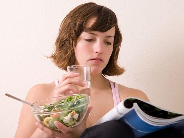 Uống nước trong khi ăn