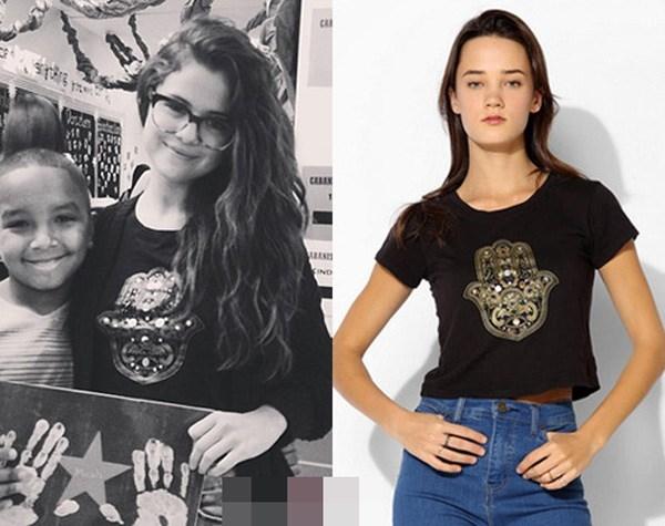 Selena thoải mái chụp ảnh cùng fan trong chiếc áo phông đen của Urban Outfitters giá 20$