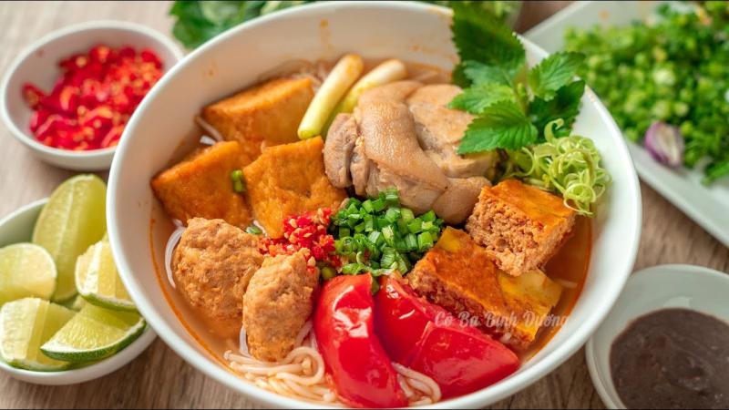 Út - Bún riêu cua thập cẩm Sài Gòn