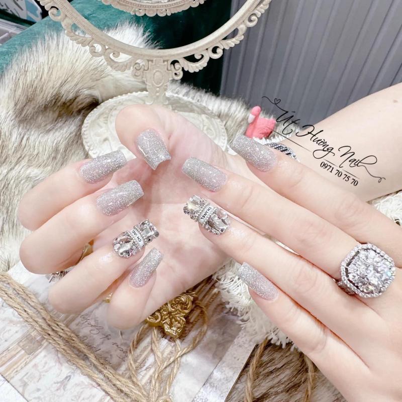 Út Hường Nail cùng với những bộ móng với cách trang trí đầy ấn tượng và độc đáo