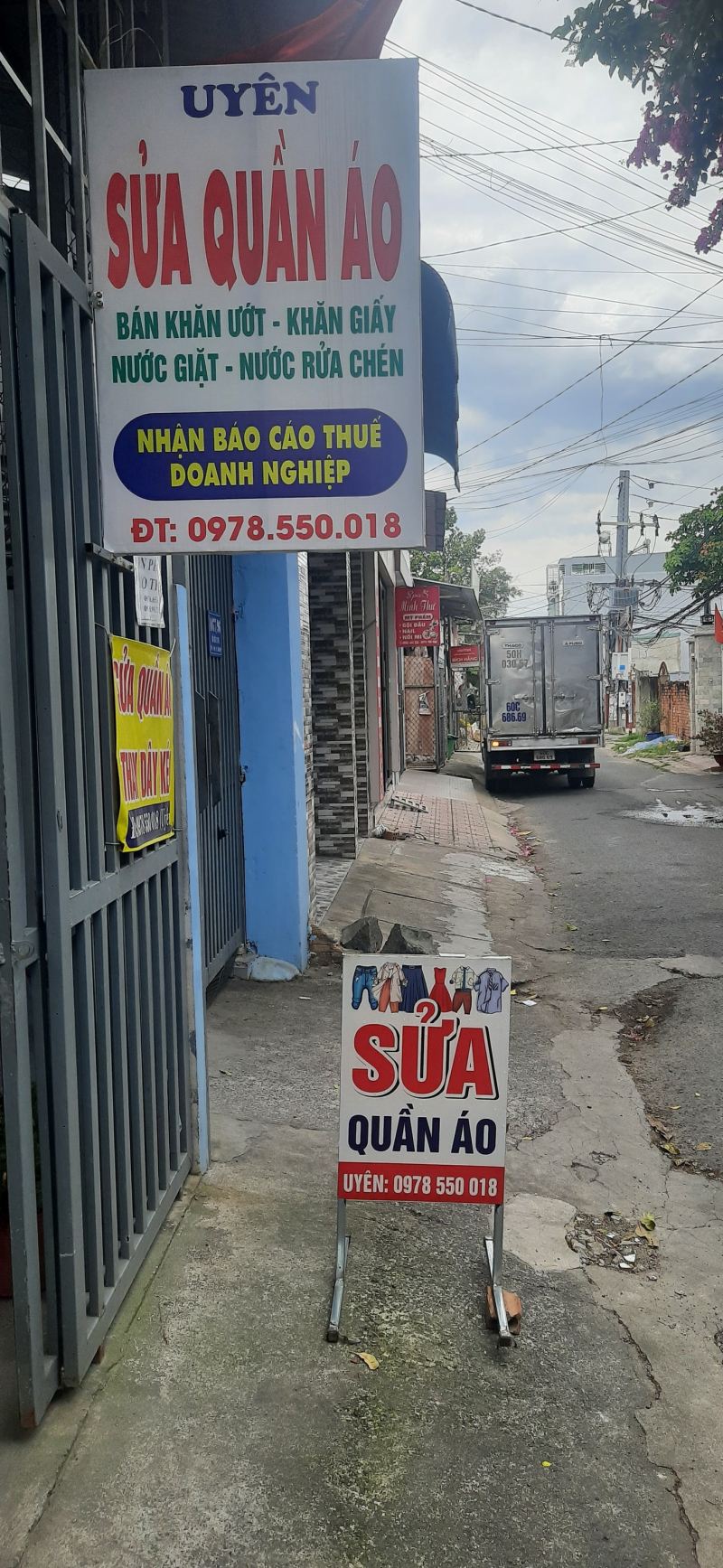 Uyên sửa quần áo