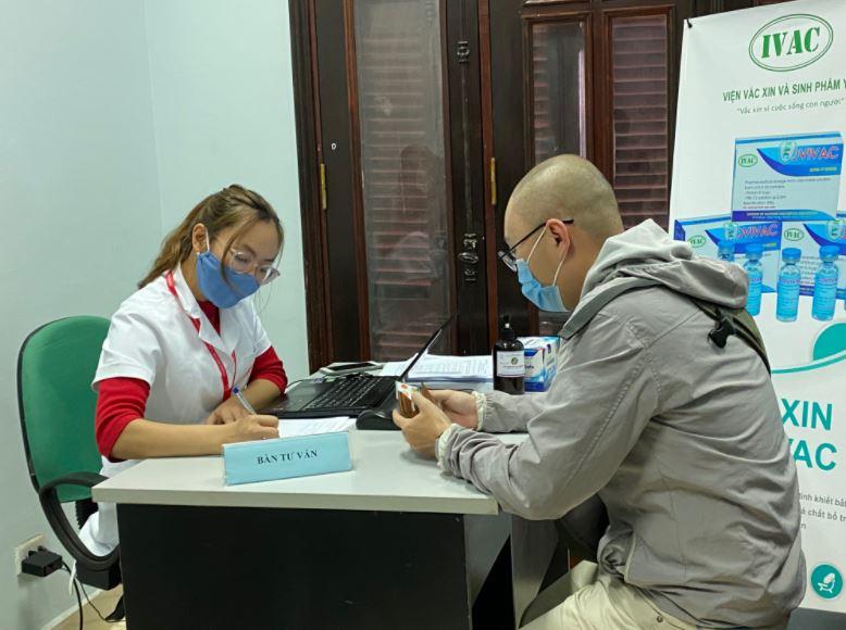 Tình nguyện viên đang đăng ký tham gia tiêm vaccine. (Ảnh: báo Quân đội Nhân dân)