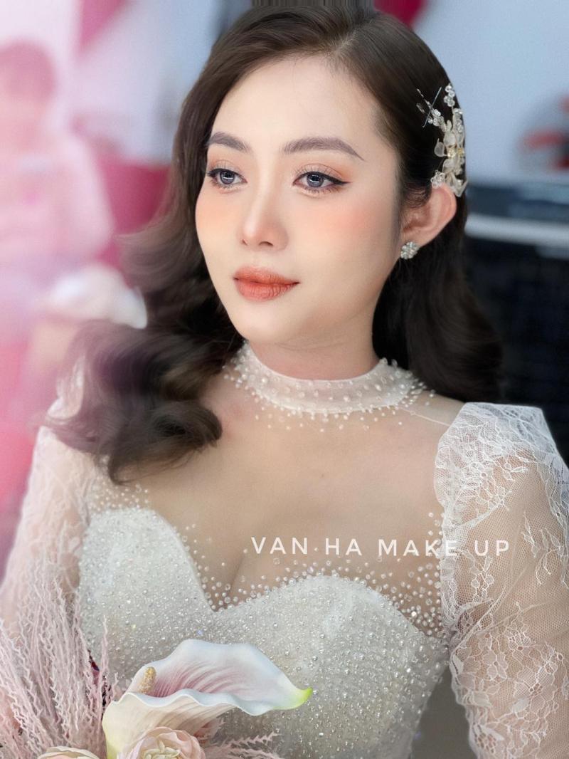 VÂN HÀ Make Up - Academy