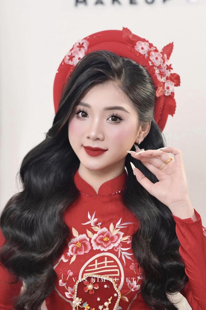 Van Kim Tuyet Makeup