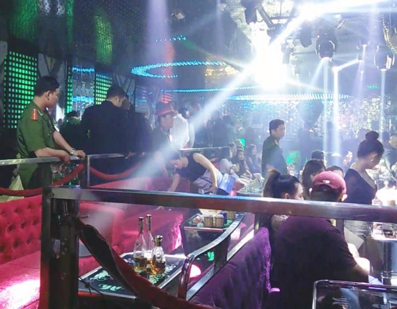 Vào quán bar và gọi một ly cocktail