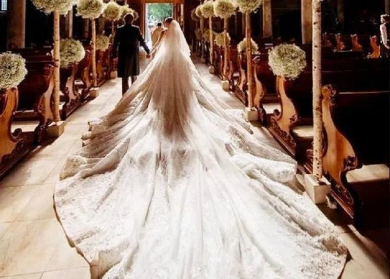 Chiếc váy cưới pha lê của Victoria Swarovski