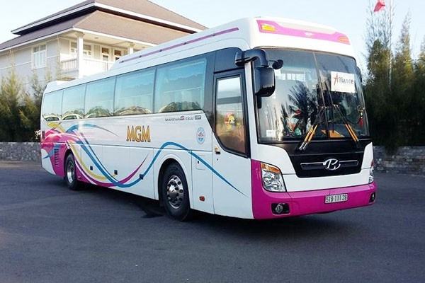 HCM khoảng 300km nên phương tiện di chuyển hợp lý nhất với những chuyến tham quan do công ty, trường học tổ chức là thuê xe du lịch đi Đà Lạt.