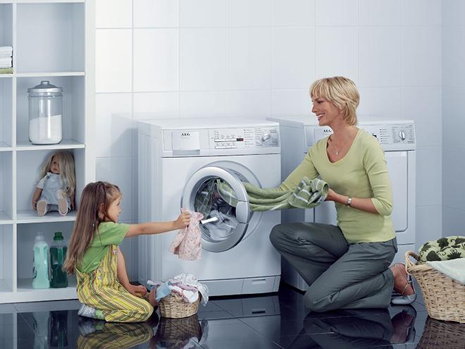Vệ sinh lồng máy giặt bằng nước nóng