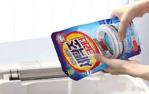 Một gói bột chuyên dụng để vệ sinh máy giặt có giá khoảng 36.000 đồng có bày bán tại hầu hết các siêu thị (ảnh minh họa)