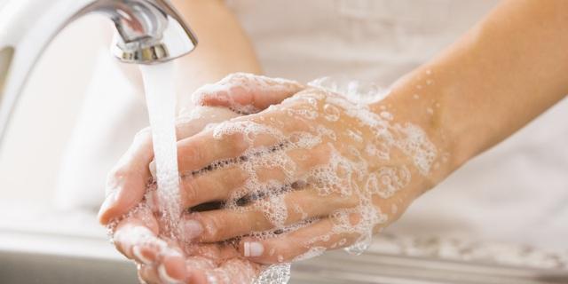 Rửa tay bằng xà phòng diệt khuẩn