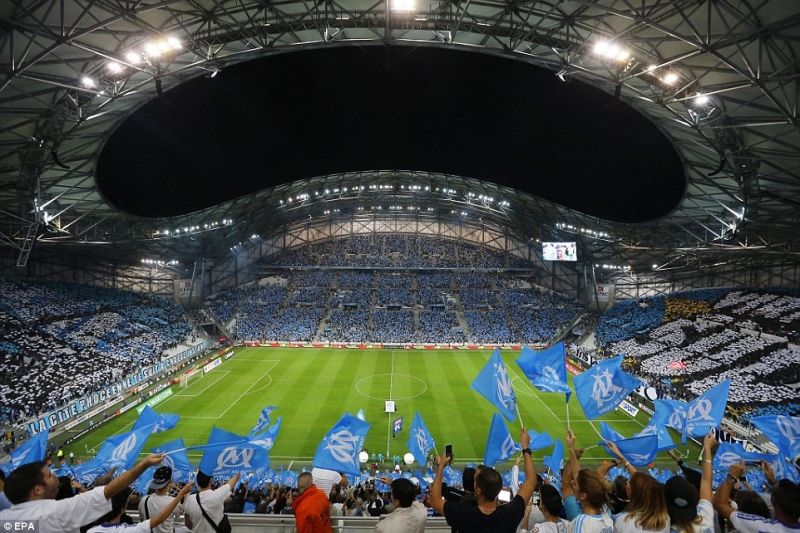 Sự sôi động trên khán đài sân vận động Stade Velodrome