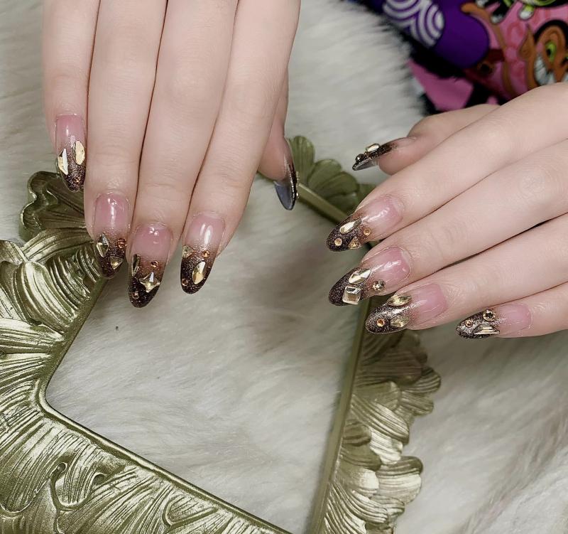 Từ những phong cách đơn giản đến phức tạp, cần kỹ thuật cao Velvet Nails đều có đáp ứng cho bạn