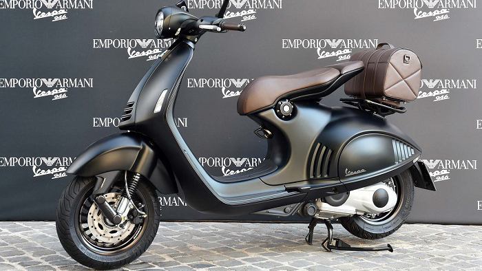 Vespa 946 Emporio Armani – Giá: 429 triệu đồng