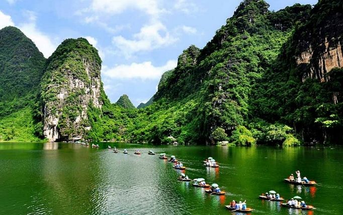 Mọi người khi đến Du lịch Ninh Bình đều không khỏi trầm trồ và ngỡ ngàng bởi vẻ đẹp của những danh lam thắng nổi tiếng