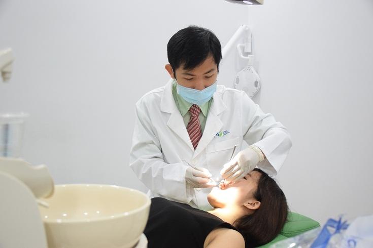 Khách hàng lấy cao răng tại JW Hàn Quốc