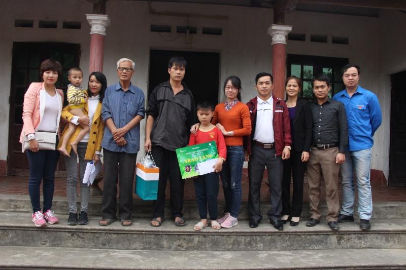 Sự giúp đỡ các hộ nghèo tại xã Việt Long ngày gần Tết
