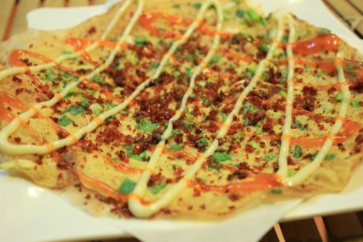 Bánh tráng nướng là món ăn phổ biến ở Việt Nam, được mệnh danh là pizza của Việt Nam.