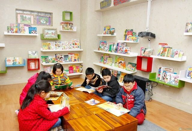 Các em học sinh say sưa học bài tại trung tâm Vietlish
