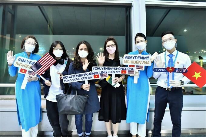 Những hành khách đầu tiên của Vietnam Airlines trên chuyến bay thẳng đến Mỹ hôm 28/11. (Ảnh: VNEpress)