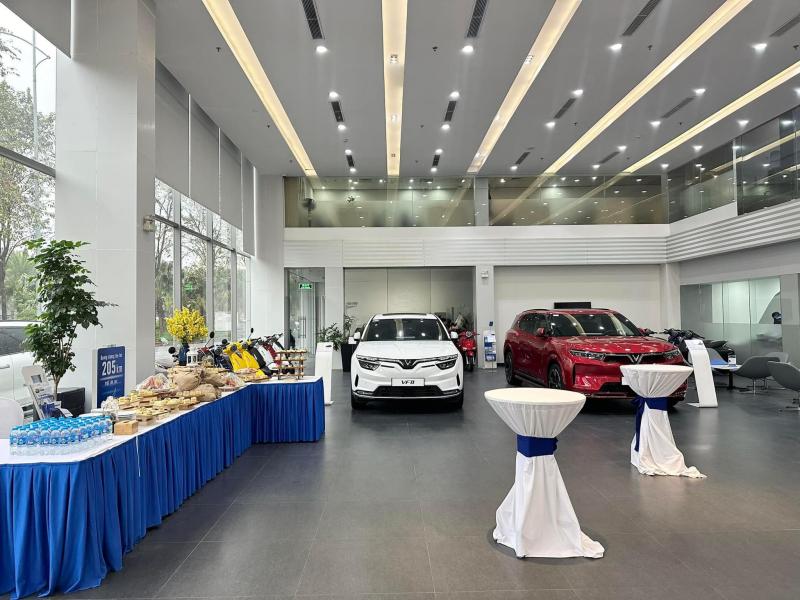 Phía ngoài VinFast - Chevrolet Đại Việt