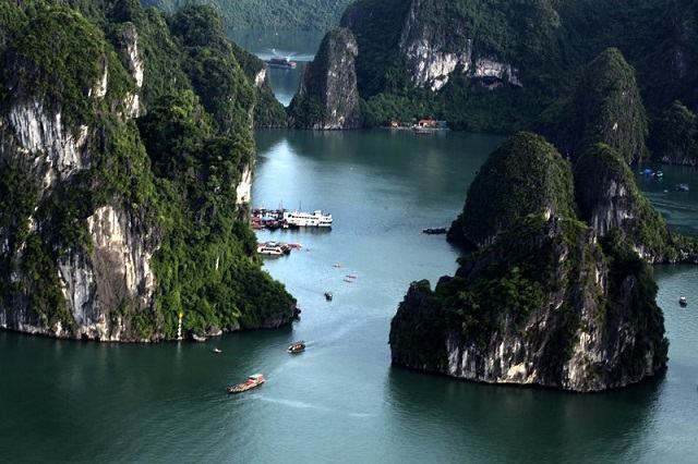 Vịnh Hạ Long của Việt Nam được UNESCO nhiều lần công nhận là di sản thiên nhiên của thế giới.
