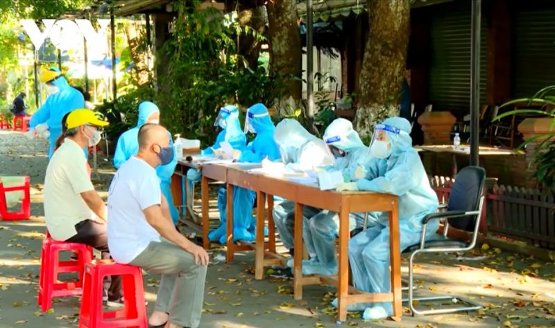 Người dân tiếp tục thuân thủ nghiêm quy tắc 5K của Bộ Y tế - ảnh: Báo Dân Việt