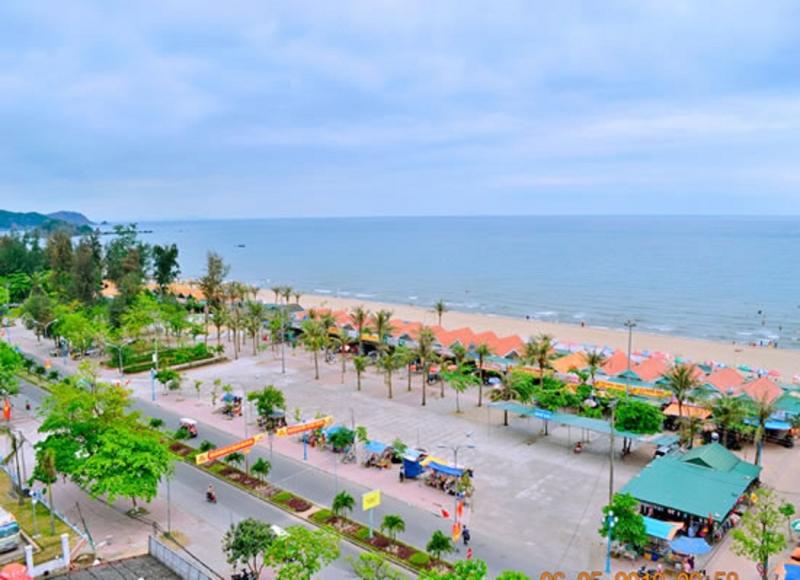 Bãi biển Cửa Lò thuộc thị xã Cửa Lò, tỉnh Nghệ An, cách thành phố Vinh 16 km về phía đông bắc, cách thủ đô Hà Nội hơn 300 km.