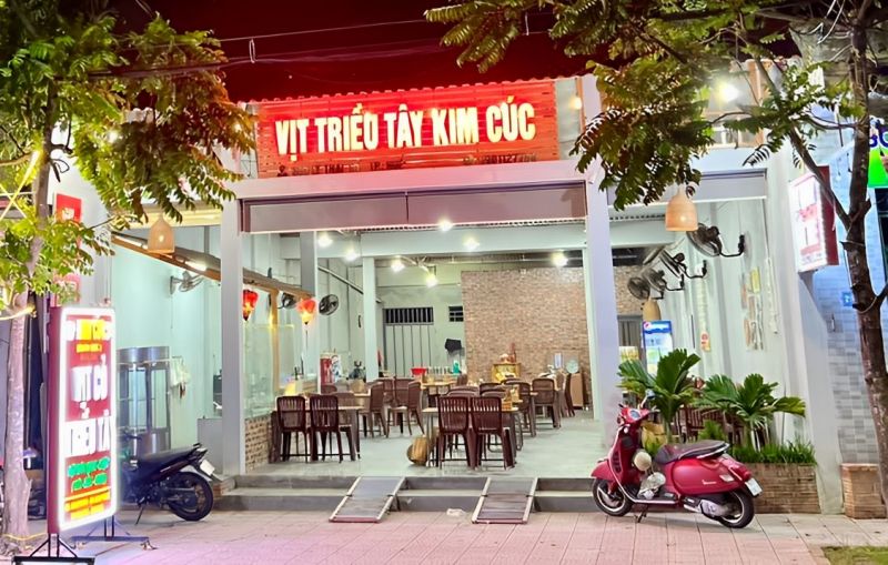 Không gian quán Vịt Triều Tây Kim Cúc