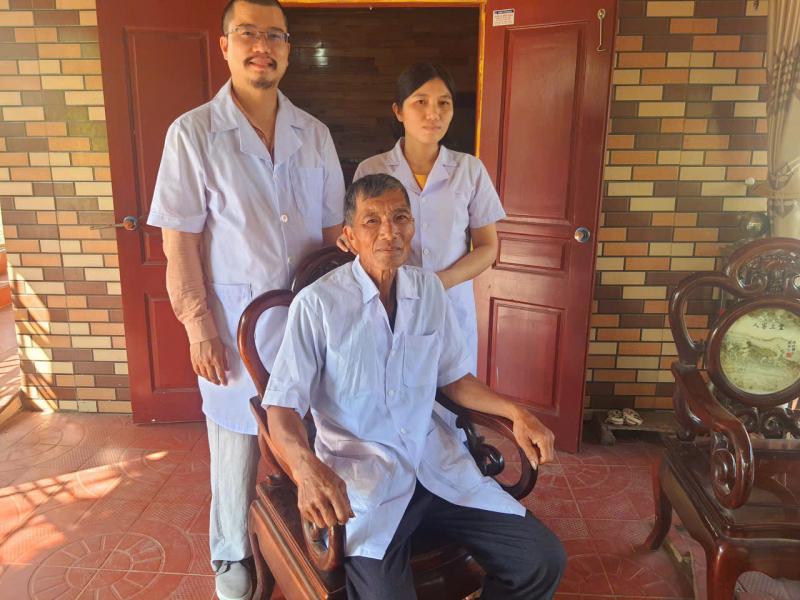 ThS. Lương y Phạm Đức Tuấn cùng Bố và Em gái tại Đông y gia truyền Athena - Ninh Bình (tiếp nối Phạm Tộc Y Đạo)