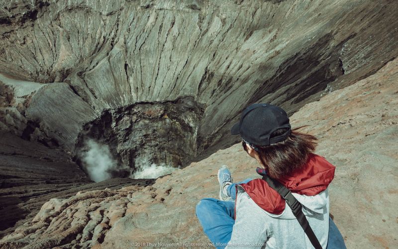 Du khách trải nghiệm cảm giác đứng trên miệng núi lửa Bromo