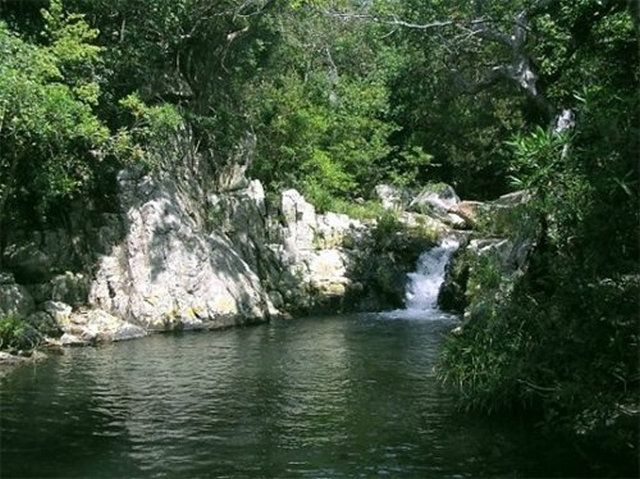 Ngoài ra còn có nhiều thác nước hùng vỹ ngày đêm tuôn đổ, tạo cho vườn quốc gia Núi Chúa thêm nét thơ rất tuyệt vời
