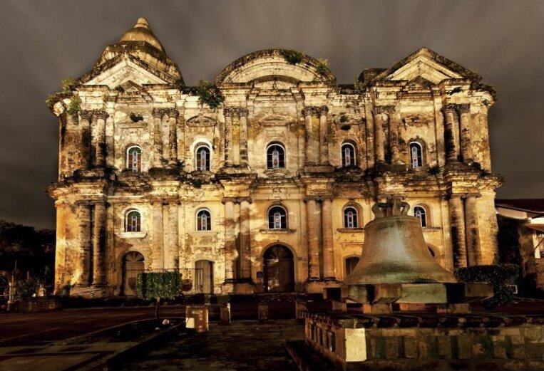 Vương cung thánh đường Taal Basilica về đêm