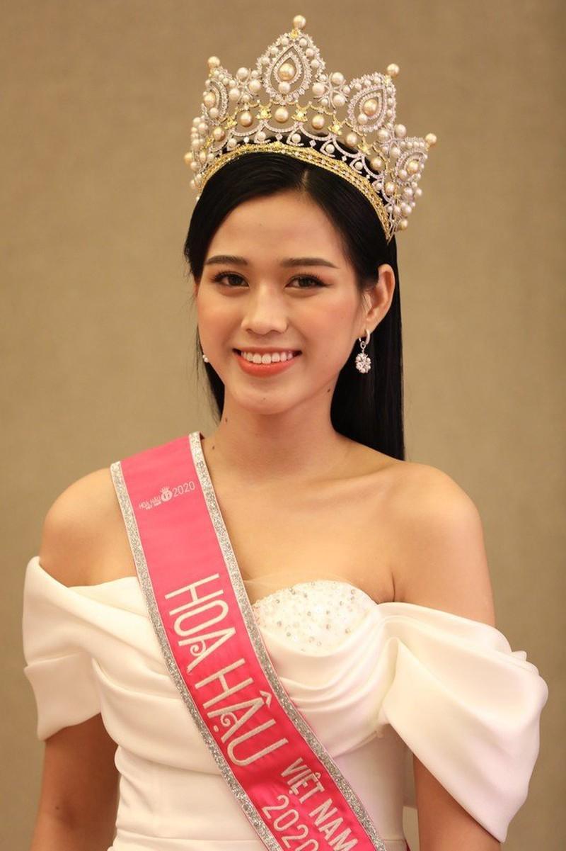 Hoa hậu Đỗ Thị Hà rạng rỡ đội vương miện