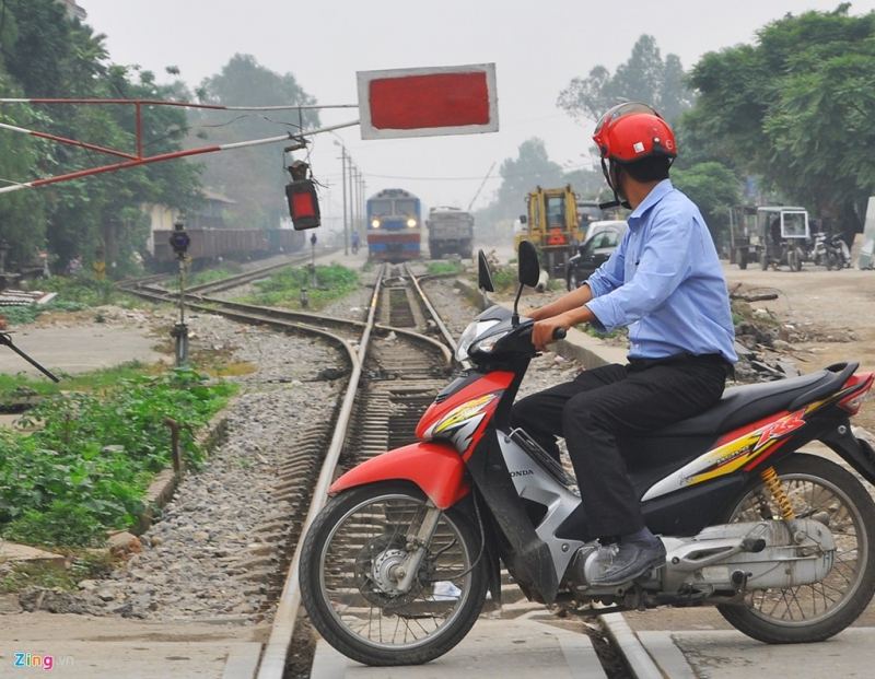 Lách rào chắn đi xe qua đường tàu