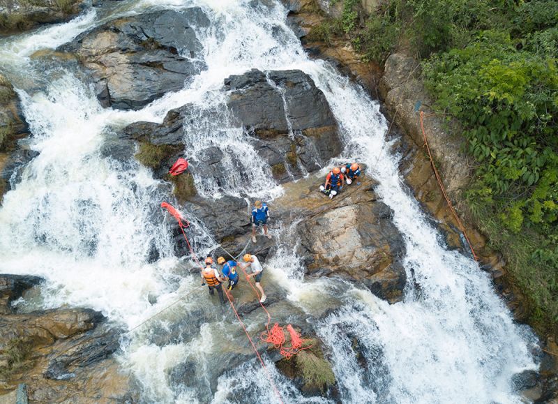 Vượt thác ở Lâm Đồng