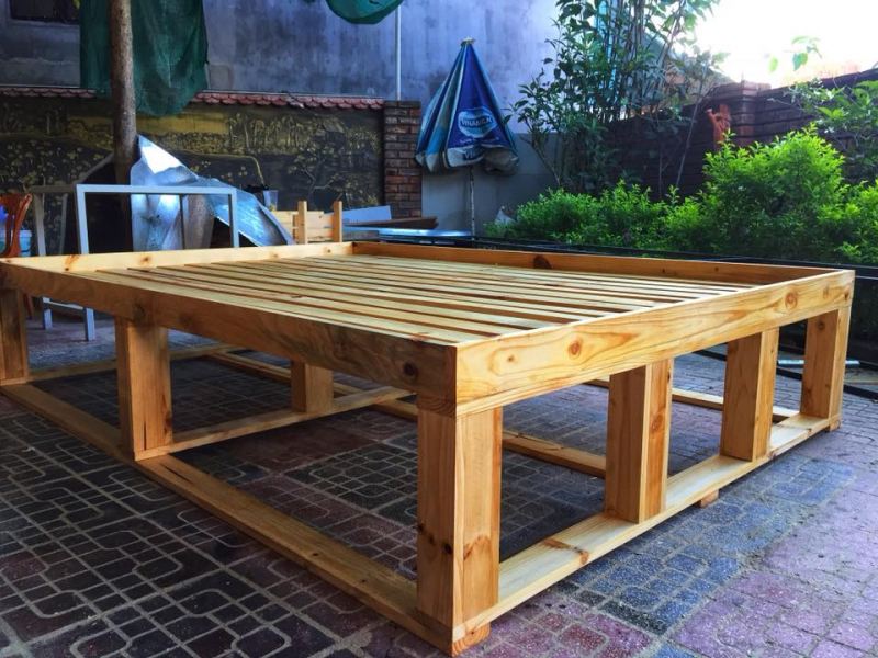 Pallet gỗ thông làm giường tại Wood & Works