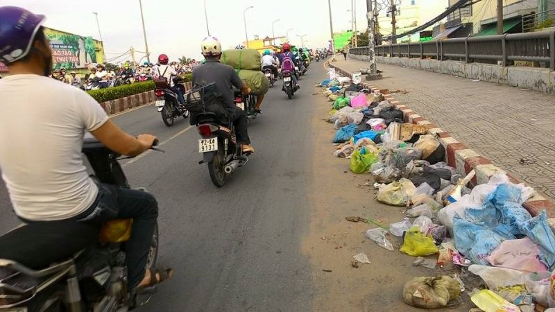 Nếu mỗi người đều tự giác gom nhặt chất thải cho vào đúng chỗ thì đất nước Việt Nam đã sạch sẽ biết nhường nào.