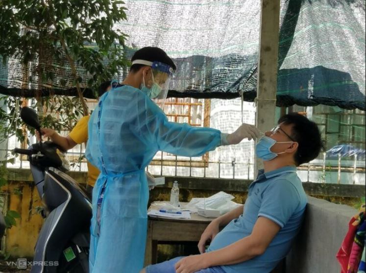 Nhân viên y tế đang lấy mẫu xét nghiệm cho người dân tại xã Hải Dương. (Ảnh: báo Tuổi trẻ)