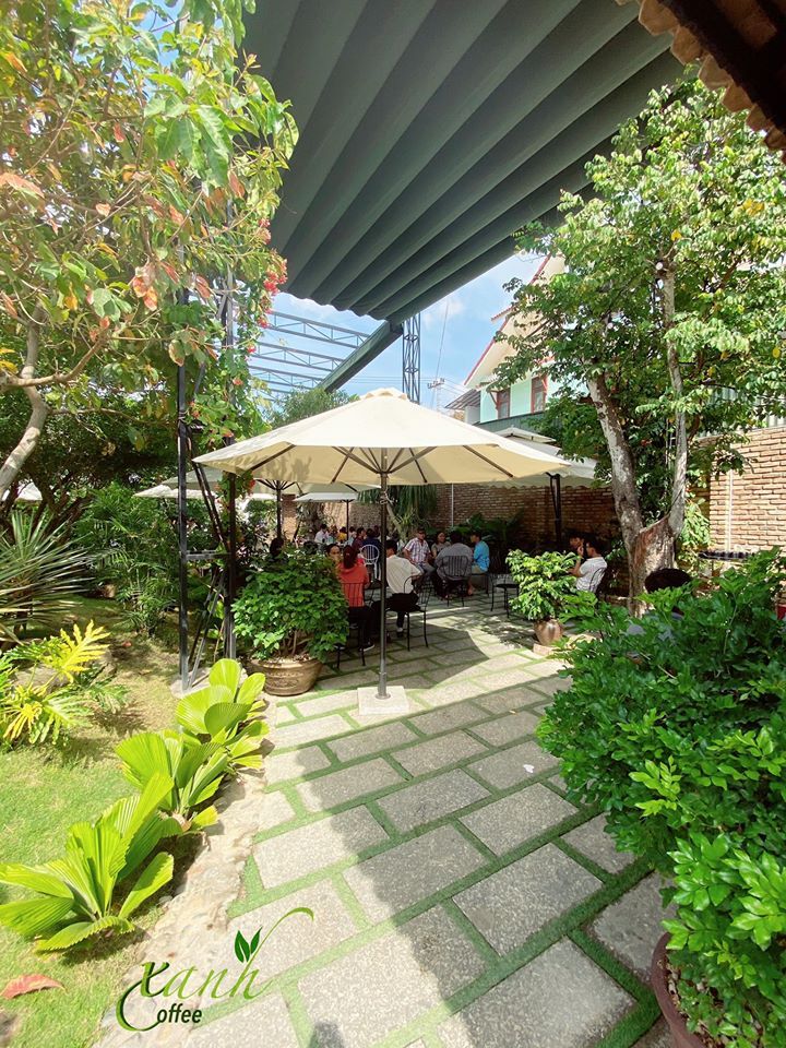 Là một trong những điểm đến du lịch nổi tiếng của Việt Nam, Nha Trang tự hào sở hữu quán cà phê sân vườn đẹp như thế này. Thiết kế tinh tế, không gian xanh mát và nhiều loại cà phê ngon đang chờ đón bạn. Hãy đến và trải nghiệm sự thư giãn tuyệt vời tại đây.