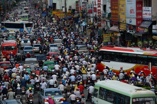 Các loại xe bus chen chúc nhau không đi đúng làn đường quy định